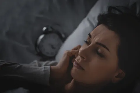 Als je 's nachts wakker ligt: Hoe kom je weer in slaap?